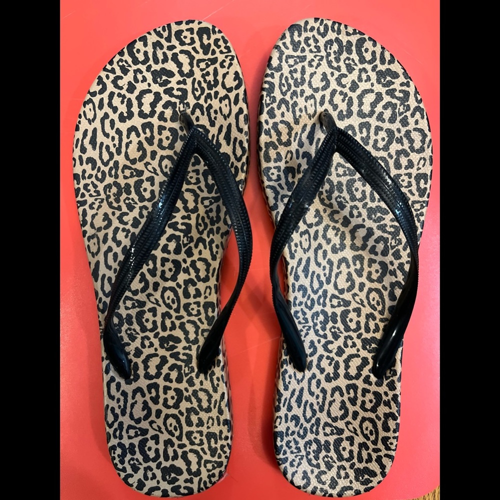 Leopard Flip Flops Women’s Size 9 plastic shiny black straps matte sole